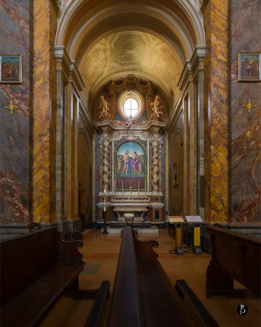 Interno di una chiesa con navata centrale, altare ornato e dipinti religiosi.