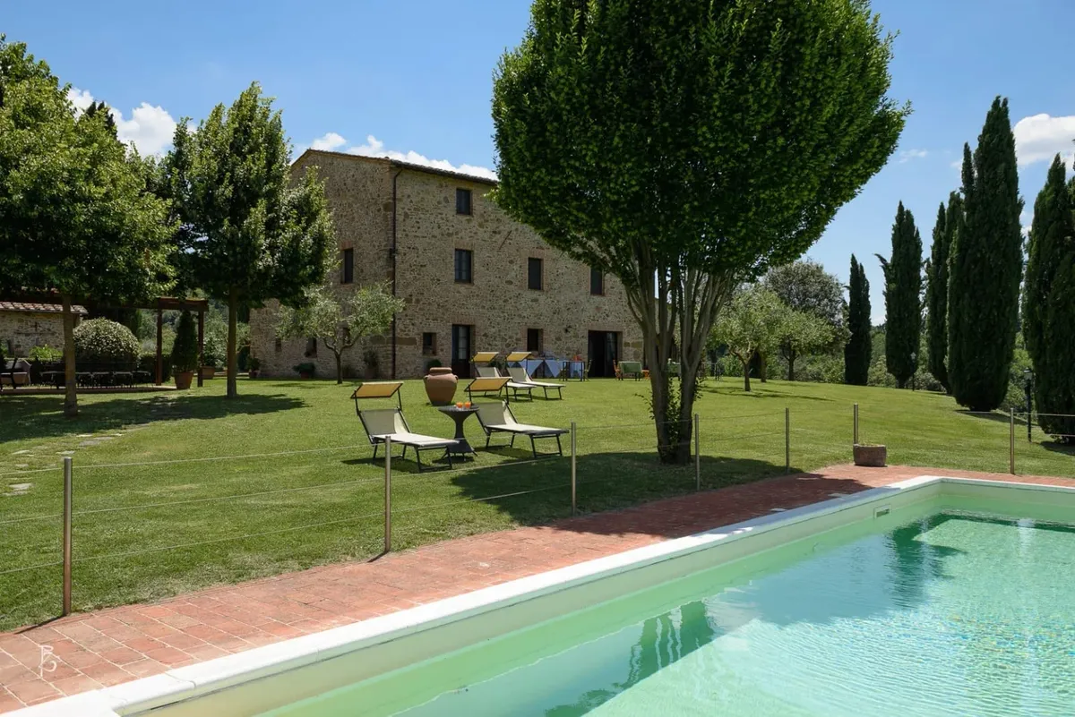 Agriturismo umbro — Piscina a sfioro — Casale rurale — Facciata in pietra — fotografia professionale Paolo Zuchegna