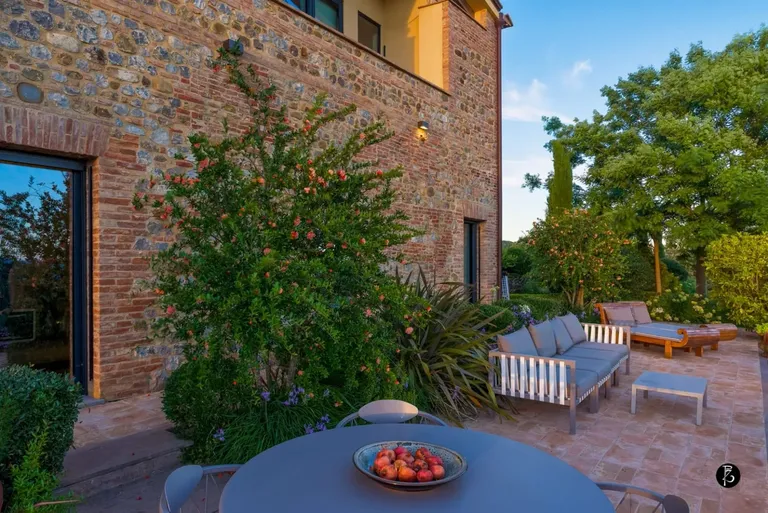 Agriturismo umbro — Luce dorata al tramonto — Giardino all'italiana — Terrazza panoramica — Facciata in pietra — fotografia professionale Paolo Zuchegna
