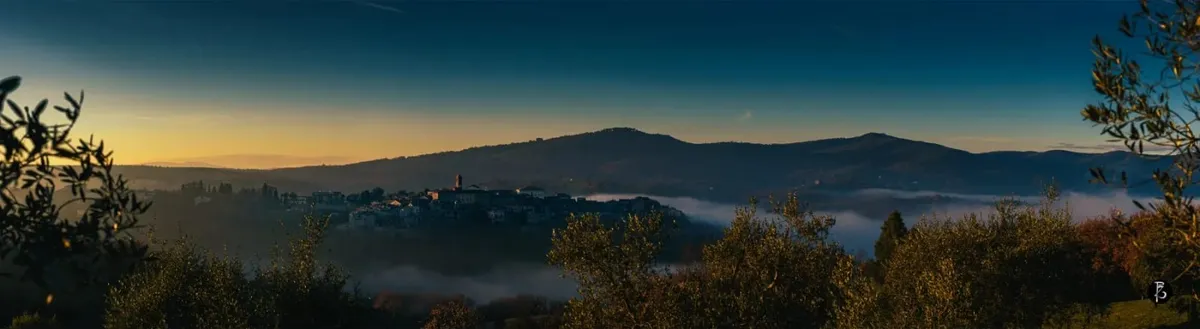Luce dorata al tramonto — Bruma mattutina — Borgo medievale — Umbria — fotografia professionale Paolo Zuchegna