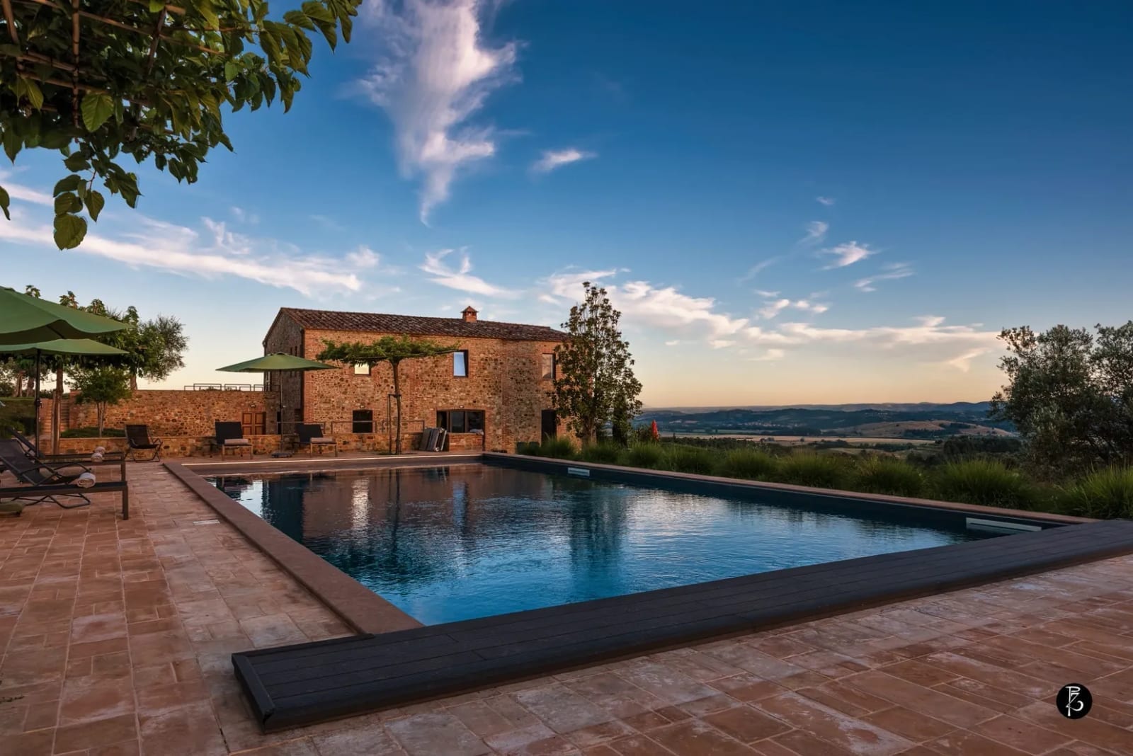 Luce dorata al tramonto — Piscina a sfioro — fotografia professionale Paolo Zuchegna