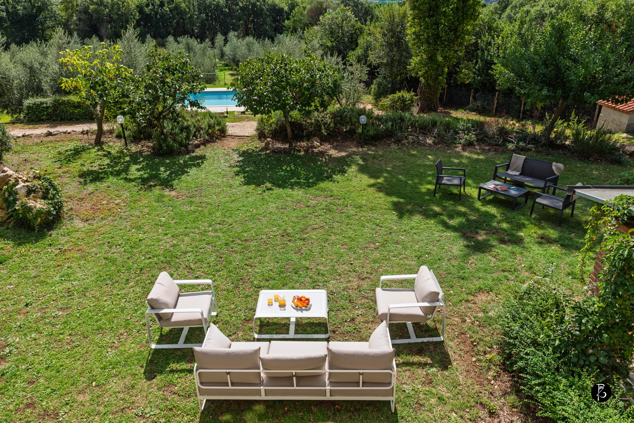 Interni di lusso, architettura in pietra e dettagli country chic in casale umbro — Paolo Zuchegna