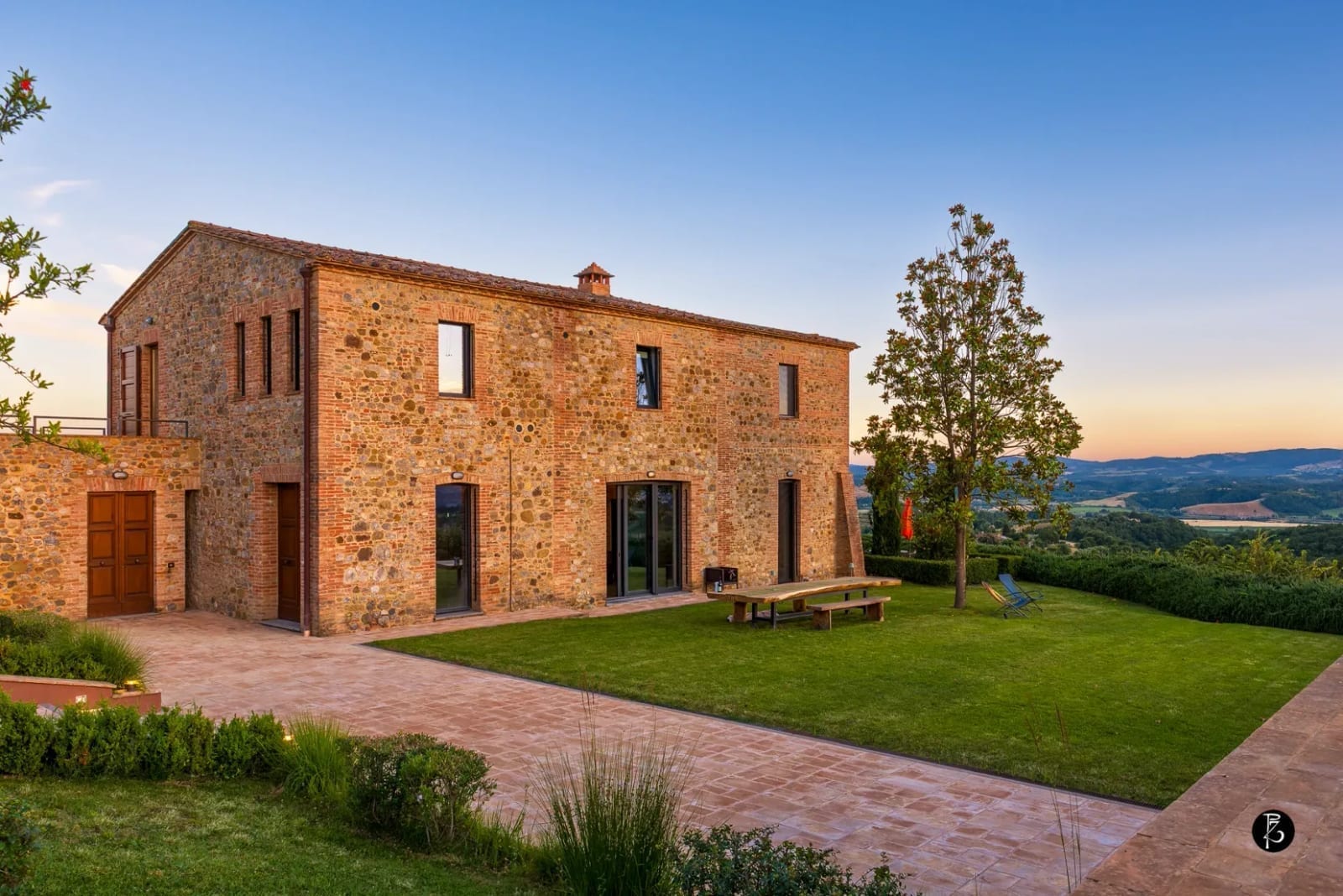Luce dorata al tramonto — Giardino all'italiana — Colline umbre — Muro in mattone — Casale rurale — Facciata in pietra — fotografia professionale Paolo Zuchegna