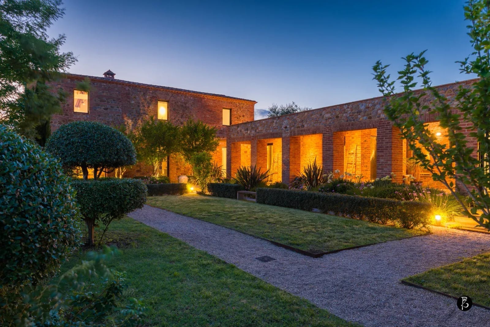 Luce dorata al tramonto — Giardino all'italiana — Portico classico — Muro in mattone — Casale rurale — fotografia professionale Paolo Zuchegna