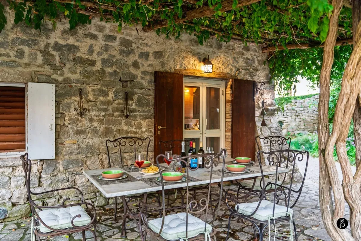 Facciata in pietra — Cena elegante — fotografia professionale Paolo Zuchegna