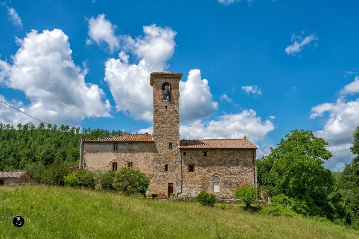 Campanile in pietra — Chiesa storica — Facciata in pietra — fotografia professionale Paolo Zuchegna