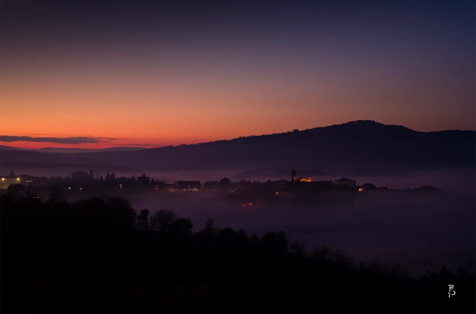 Luce dorata al tramonto — Colline umbre — Bruma mattutina — fotografia professionale Paolo Zuchegna