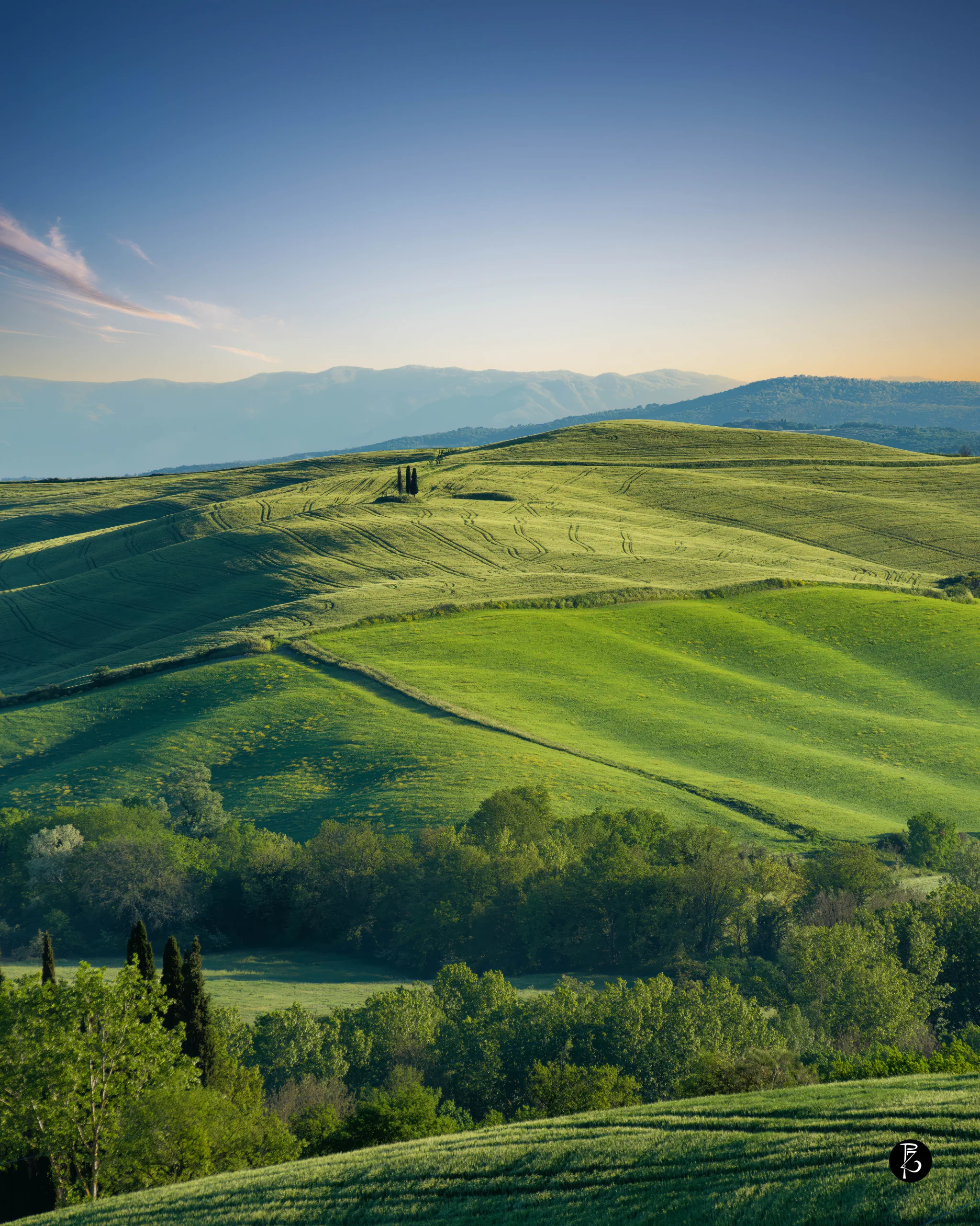 Crete Senesi al tramonto e podere panoramico in Toscana — Paolo Zuchegna