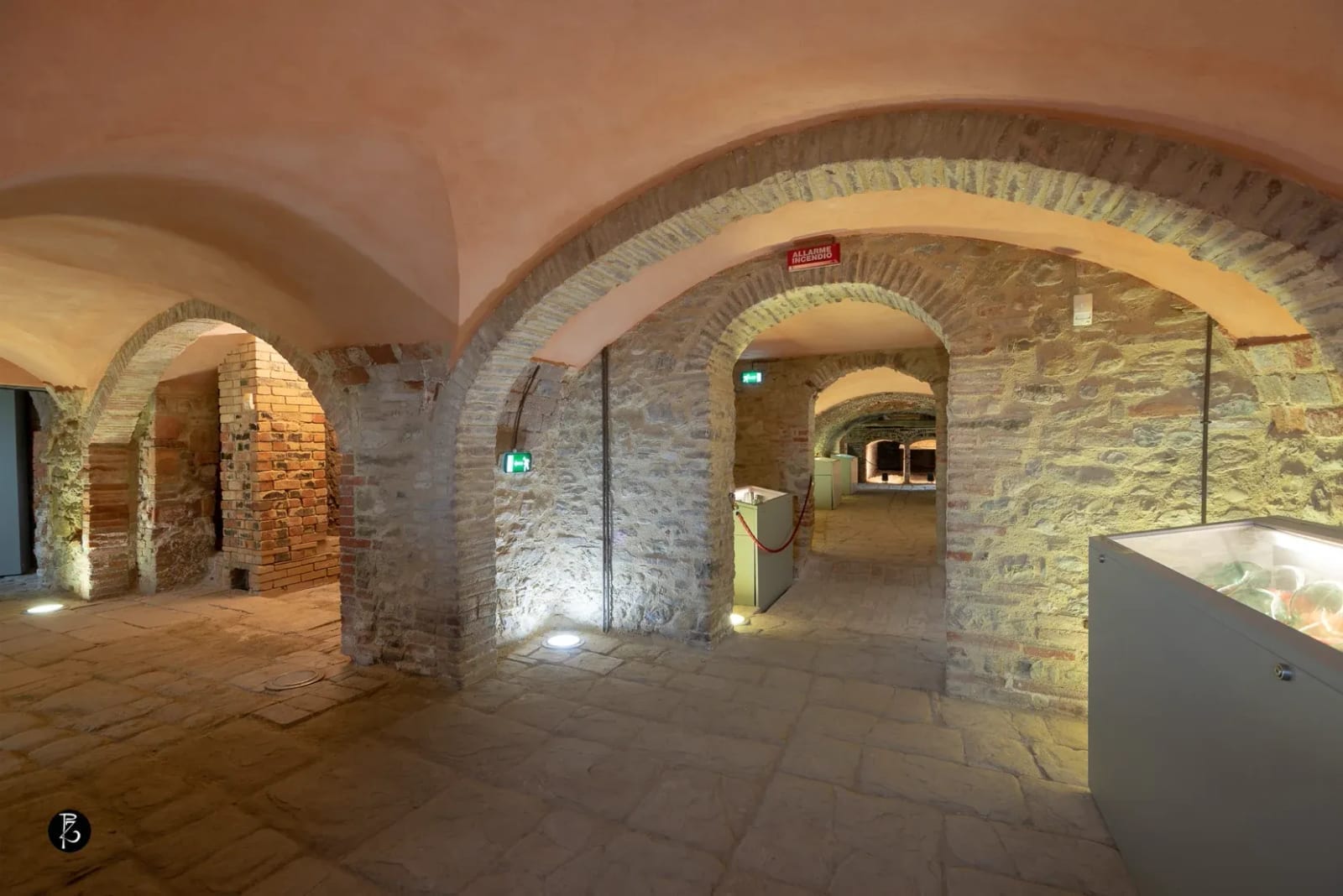 Facciata in pietra — Museo storico — fotografia professionale Paolo Zuchegna