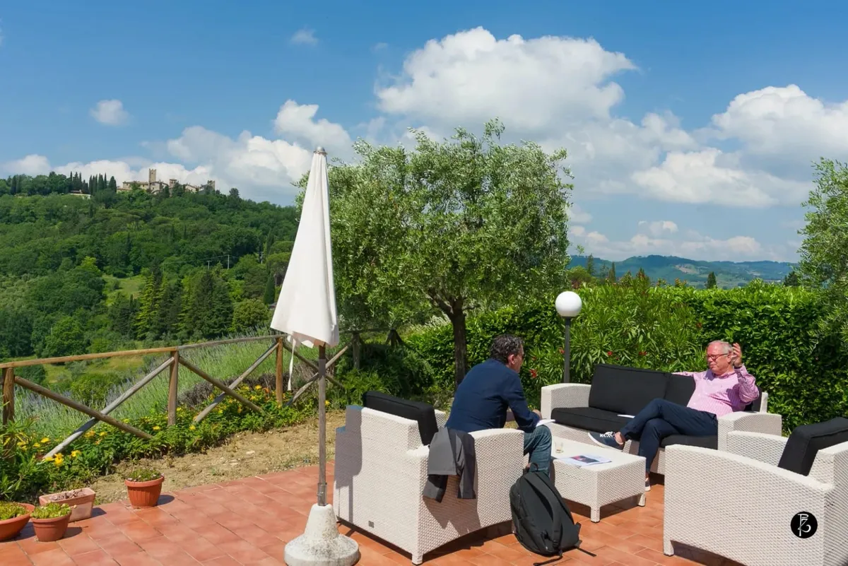 Giardino all'italiana — Terrazza panoramica — Colline umbre — Borgo medievale — fotografia professionale Paolo Zuchegna