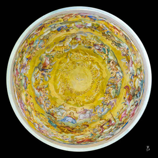 Ciotola decorata con scene dettagliate e colori vivaci su sfondo giallo.