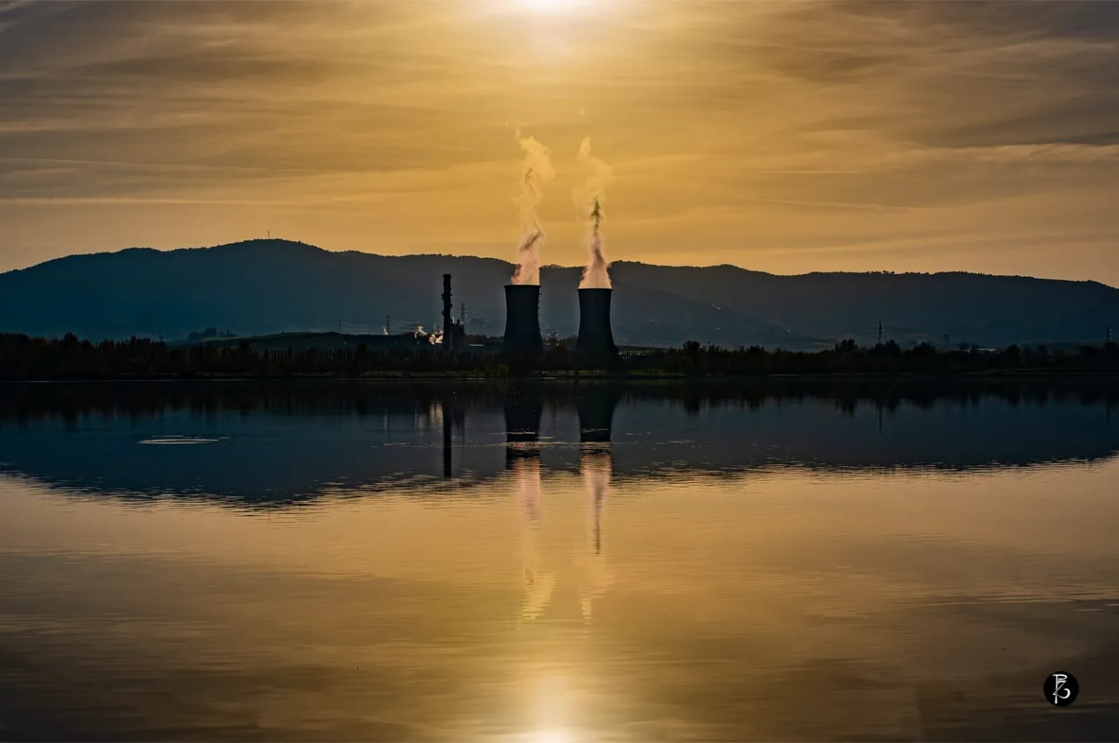 Luce dorata al tramonto — Lago panoramico — fotografia professionale Paolo Zuchegna