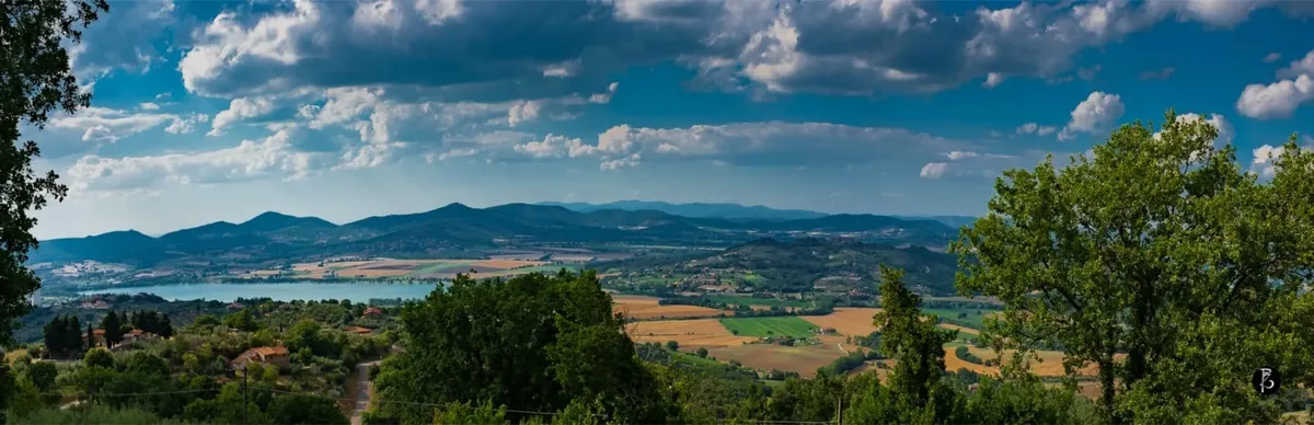 Panorama a 360° — Colline umbre — Facciata in pietra — Lago panoramico — fotografia professionale Paolo Zuchegna