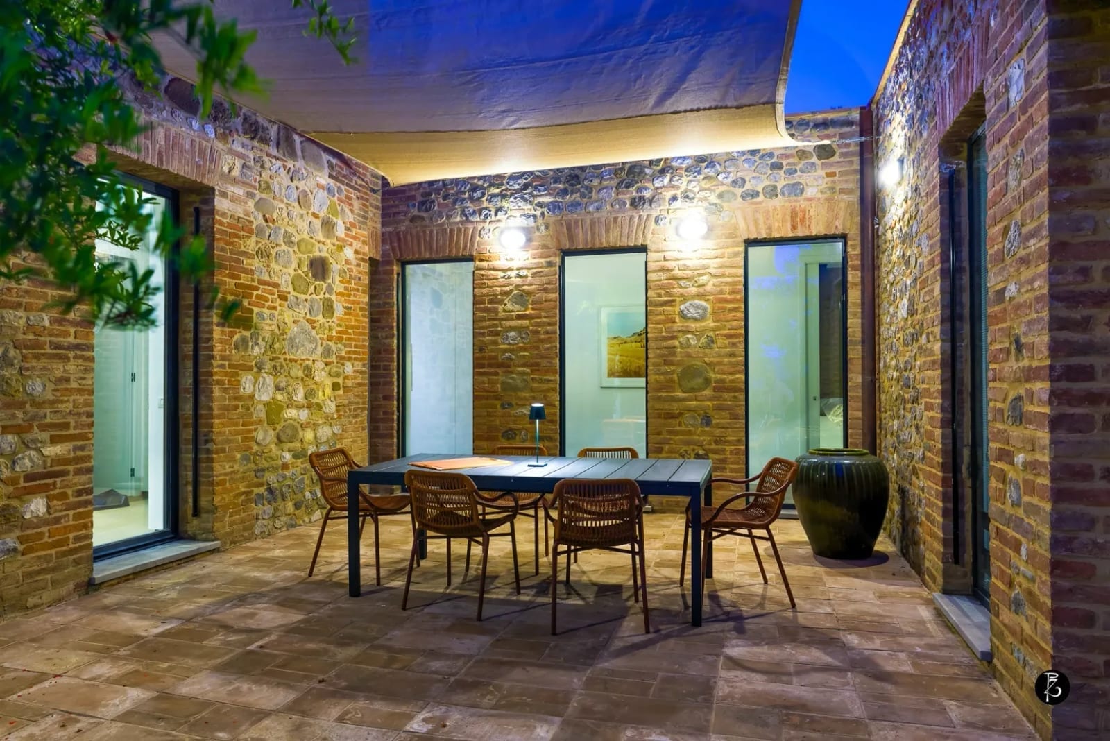 Muro in mattone — Facciata in pietra — Patio in pietra — fotografia professionale Paolo Zuchegna