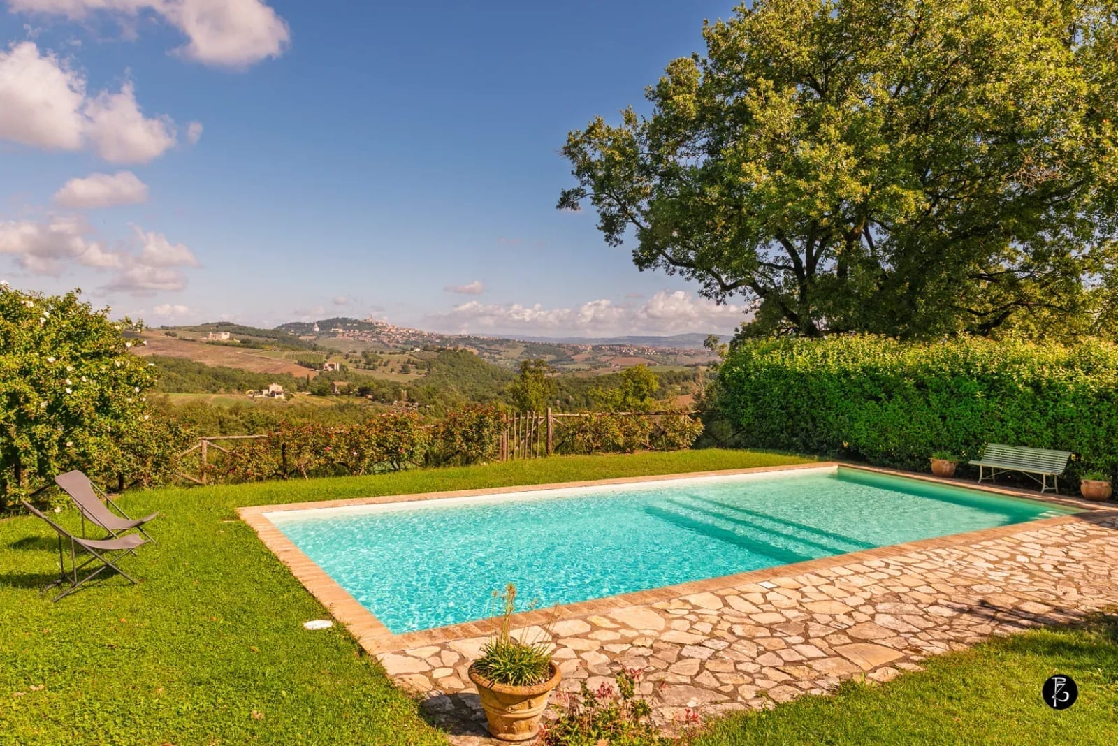 Colline umbre — Piscina a sfioro — Facciata in pietra — Arco in pietra — fotografia professionale Paolo Zuchegna