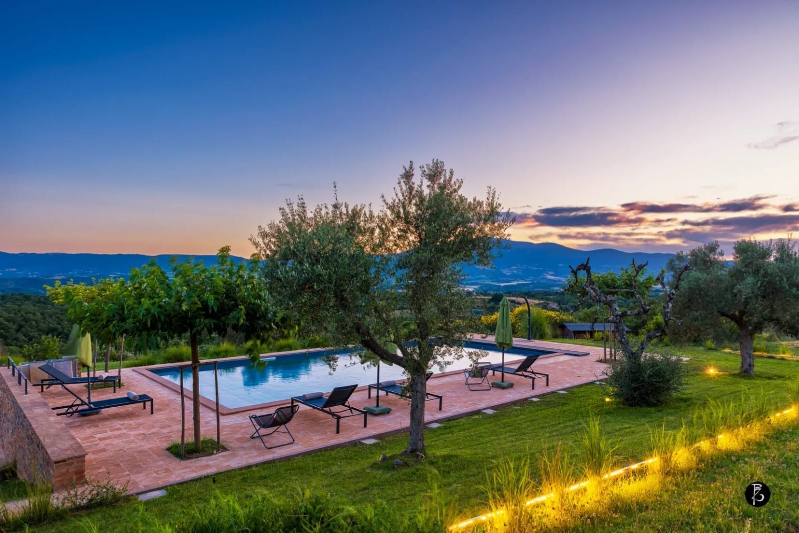 Luce dorata al tramonto — Colline umbre — Piscina a sfioro — fotografia professionale Paolo Zuchegna