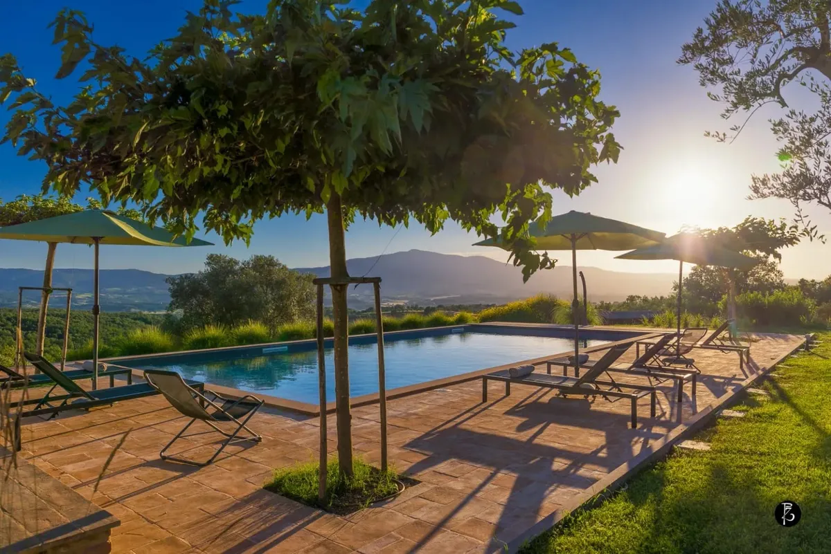 Luce dorata al tramonto — Colline umbre — Piscina a sfioro — fotografia professionale Paolo Zuchegna