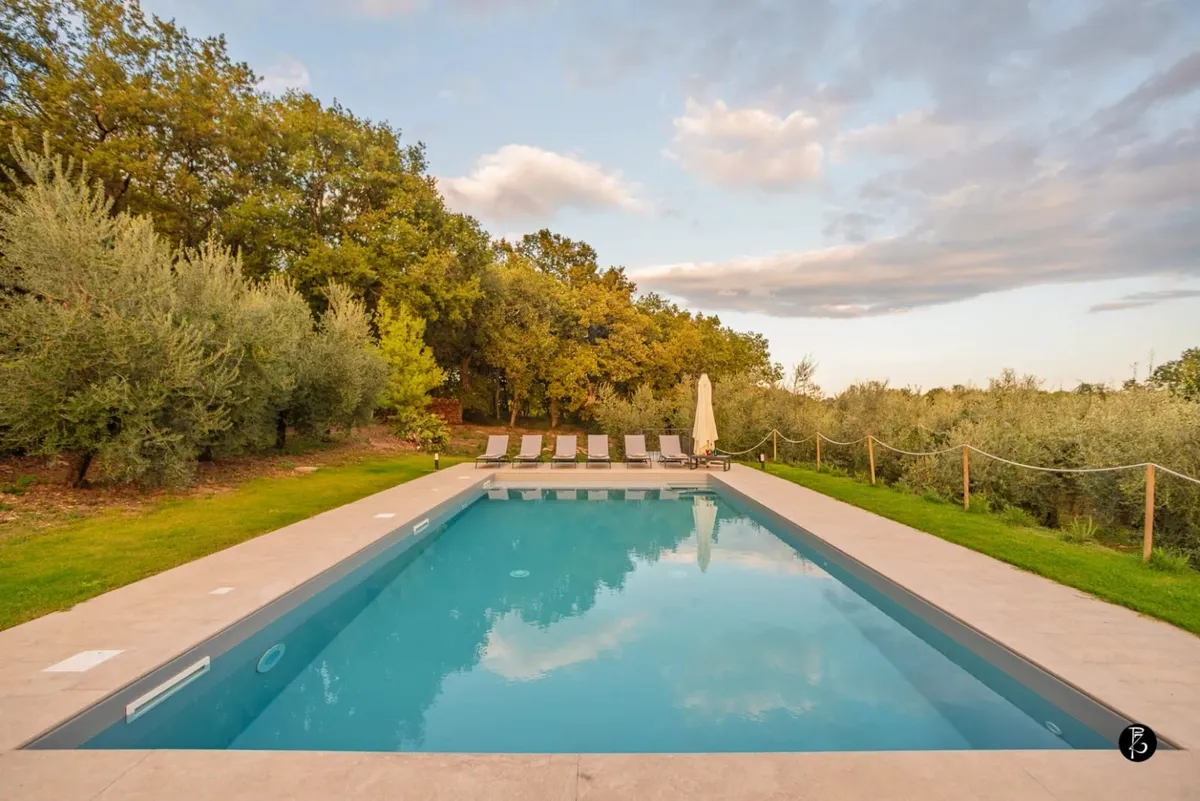 Piscina a sfioro — fotografia professionale Paolo Zuchegna