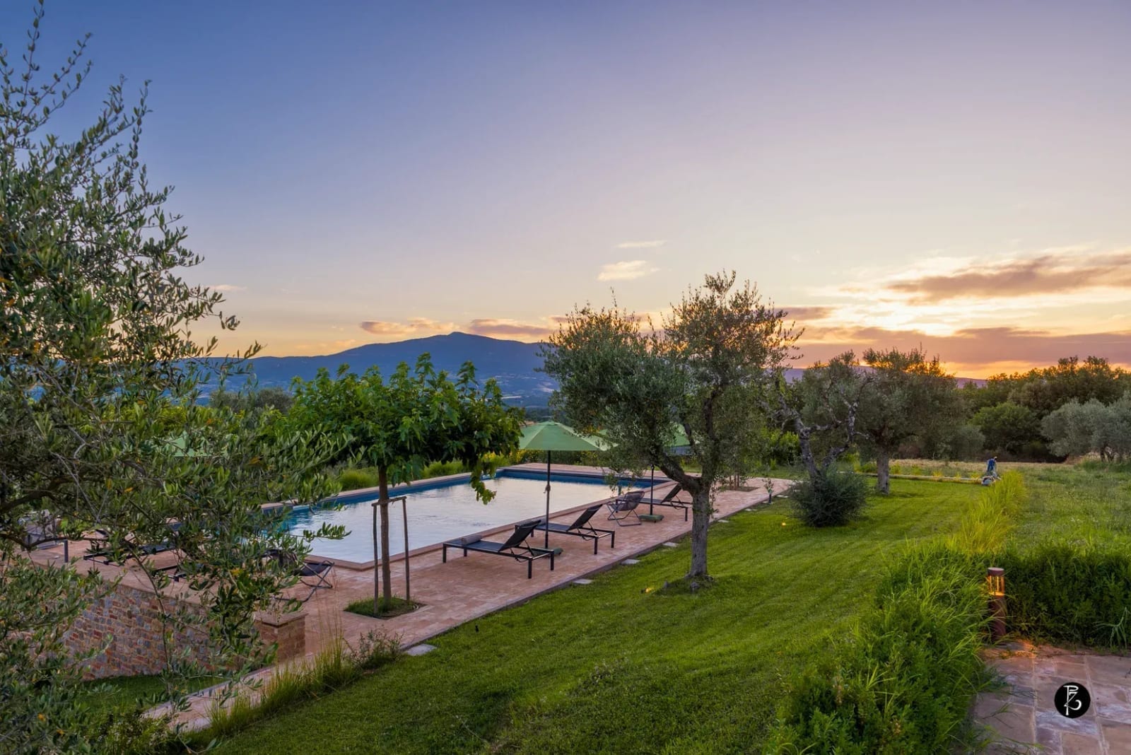 Luce dorata al tramonto — Colline umbre — Piscina a sfioro — fotografia professionale Paolo Zuchegna