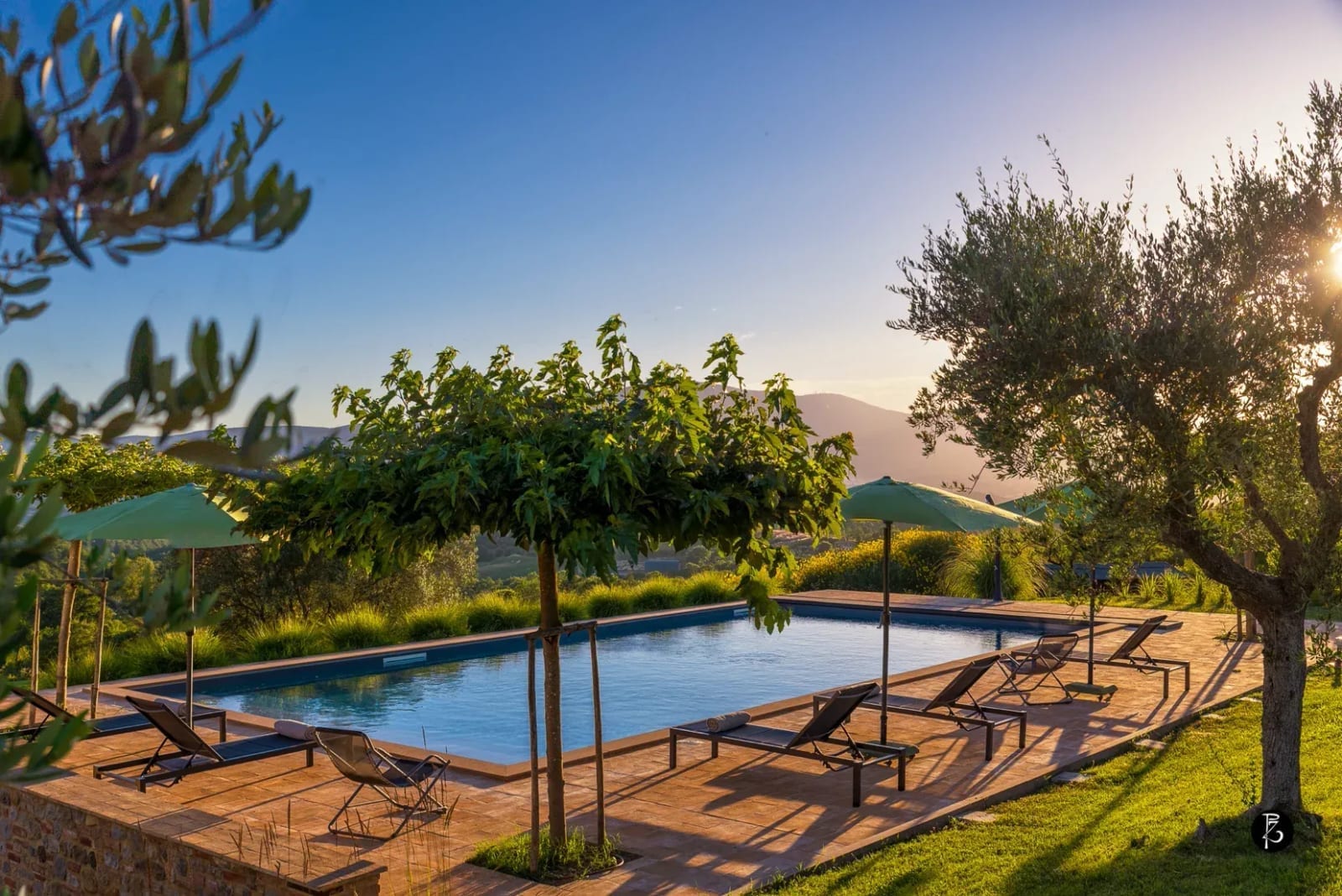 Luce dorata al tramonto — Colline umbre — Piscina a sfioro — fotografia professionale Paolo Zuchegna