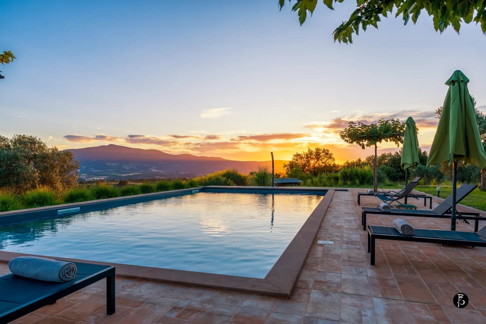 Luce dorata al tramonto — Piscina a sfioro — fotografia professionale Paolo Zuchegna