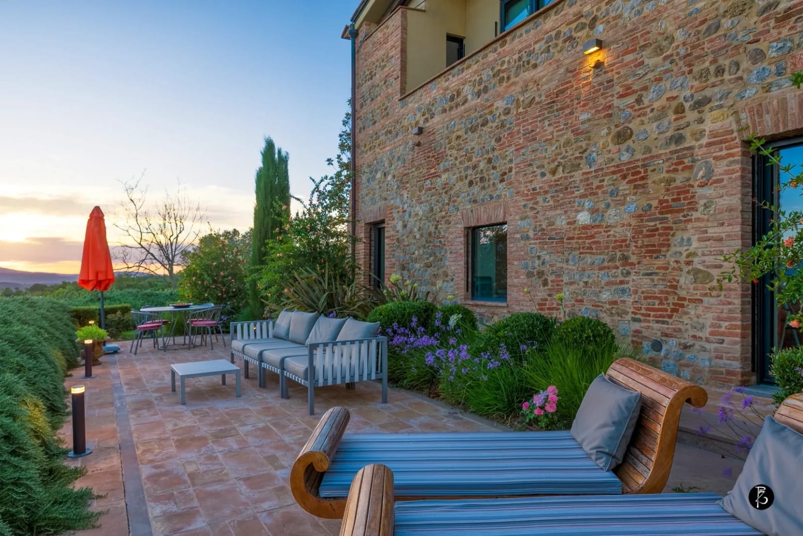 Luce dorata al tramonto — Piscina a sfioro — fotografia professionale Paolo Zuchegna