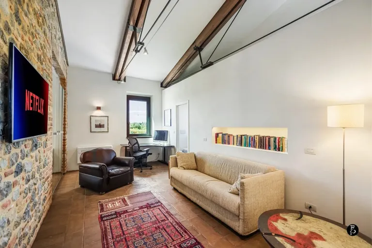 Soggiorno elegante — Facciata in pietra — Villa di lusso — Travi in legno — fotografia professionale Paolo Zuchegna