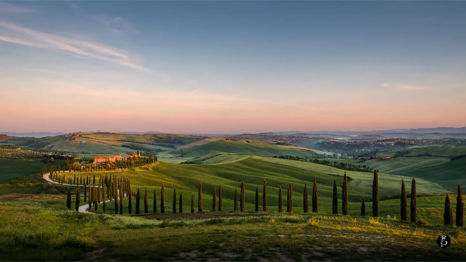 Luce dorata al tramonto — Colline umbre — Casale rurale — Toscana — fotografia professionale Paolo Zuchegna