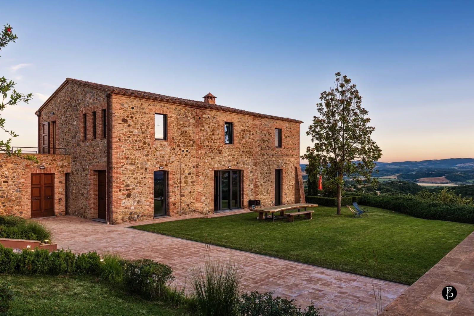 Luce dorata al tramonto — Giardino all'italiana — Colline umbre — Muro in mattone — Facciata in pietra — Villa di lusso — Toscana — fotografia professionale Paolo Zuchegna
