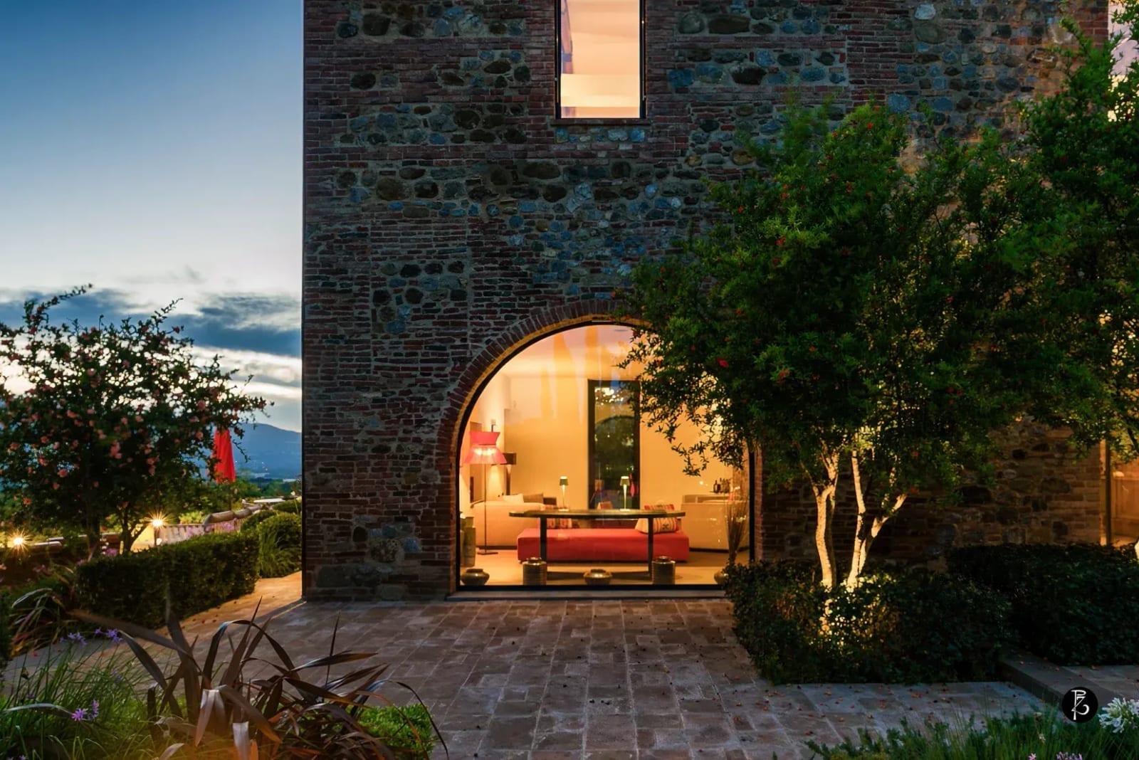 Muro in mattone — Facciata in pietra — Villa di lusso — Toscana — fotografia professionale Paolo Zuchegna