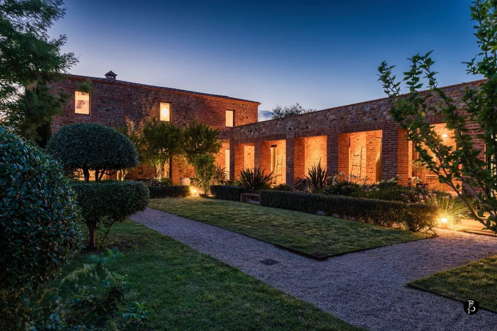 Giardino all'italiana — Muro in mattone — Facciata in pietra — Villa di lusso — Arco in pietra — Toscana — fotografia professionale Paolo Zuchegna