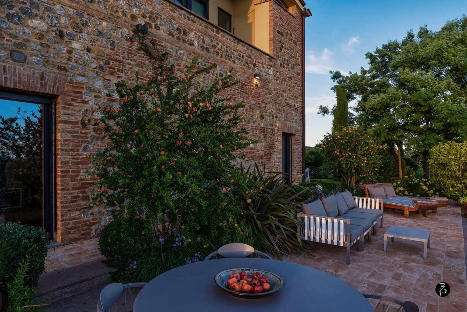 Luce dorata al tramonto — Terrazza panoramica — Facciata in pietra — Villa di lusso — Toscana — fotografia professionale Paolo Zuchegna