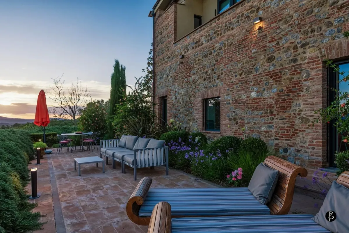 Soggiorno elegante — Luce dorata al tramonto — Terrazza panoramica — Colline umbre — Villa di lusso — Toscana — fotografia professionale Paolo Zuchegna